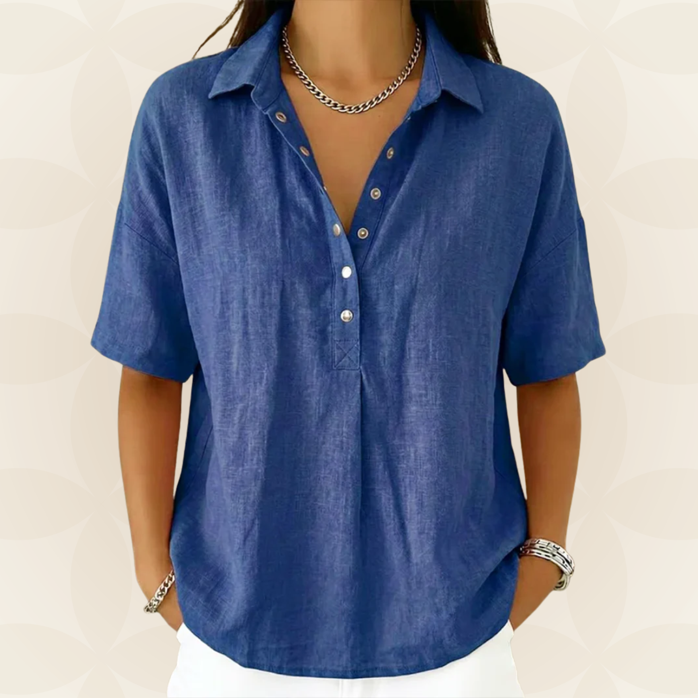 Sonja – Blouse with a collar and button detail