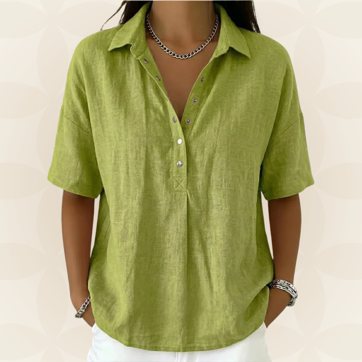 Sonja – Blouse with a collar and button detail
