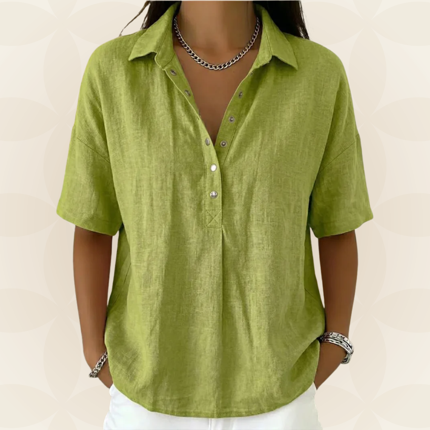 Sonja – Blouse with a collar and button detail