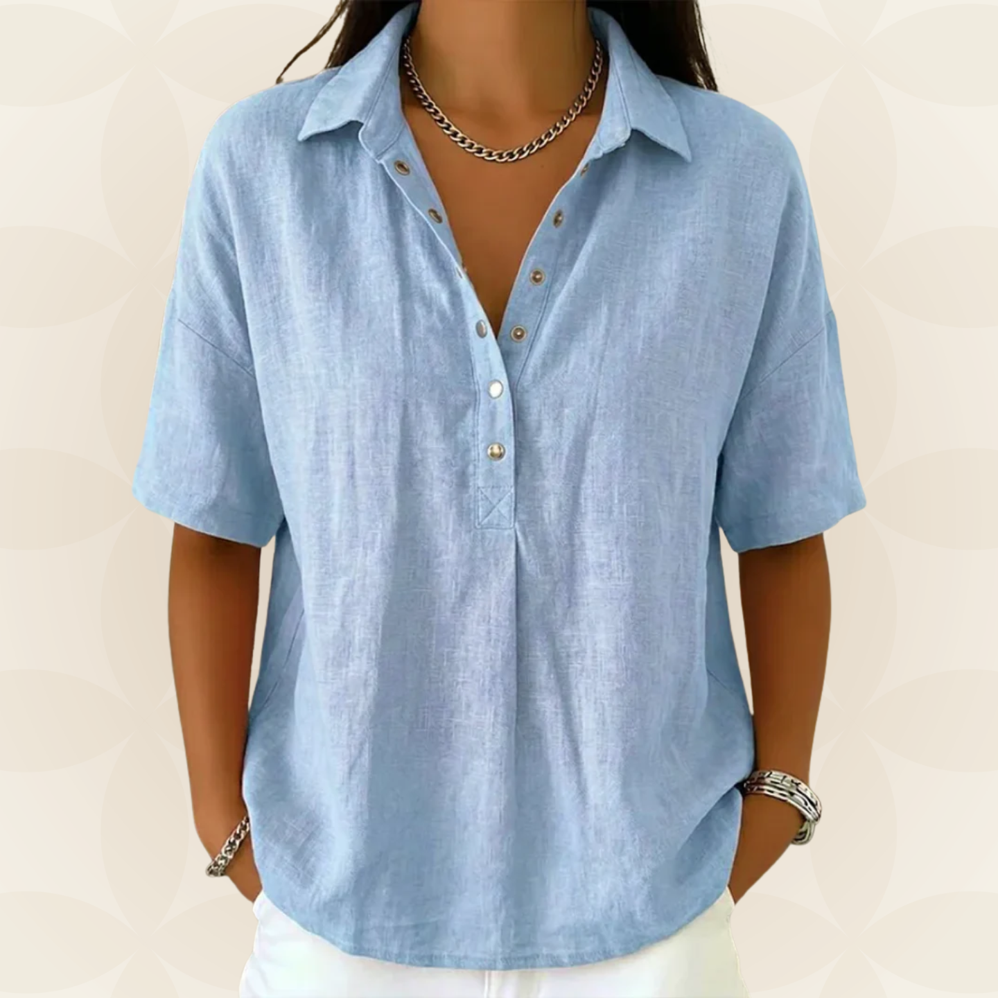 Sonja – Blouse with a collar and button detail