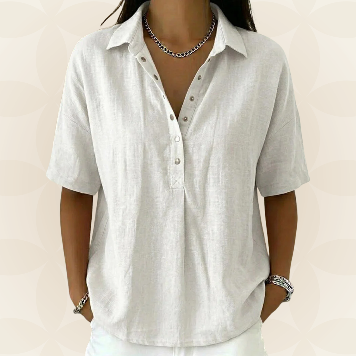 Sonja – Blouse with a collar and button detail