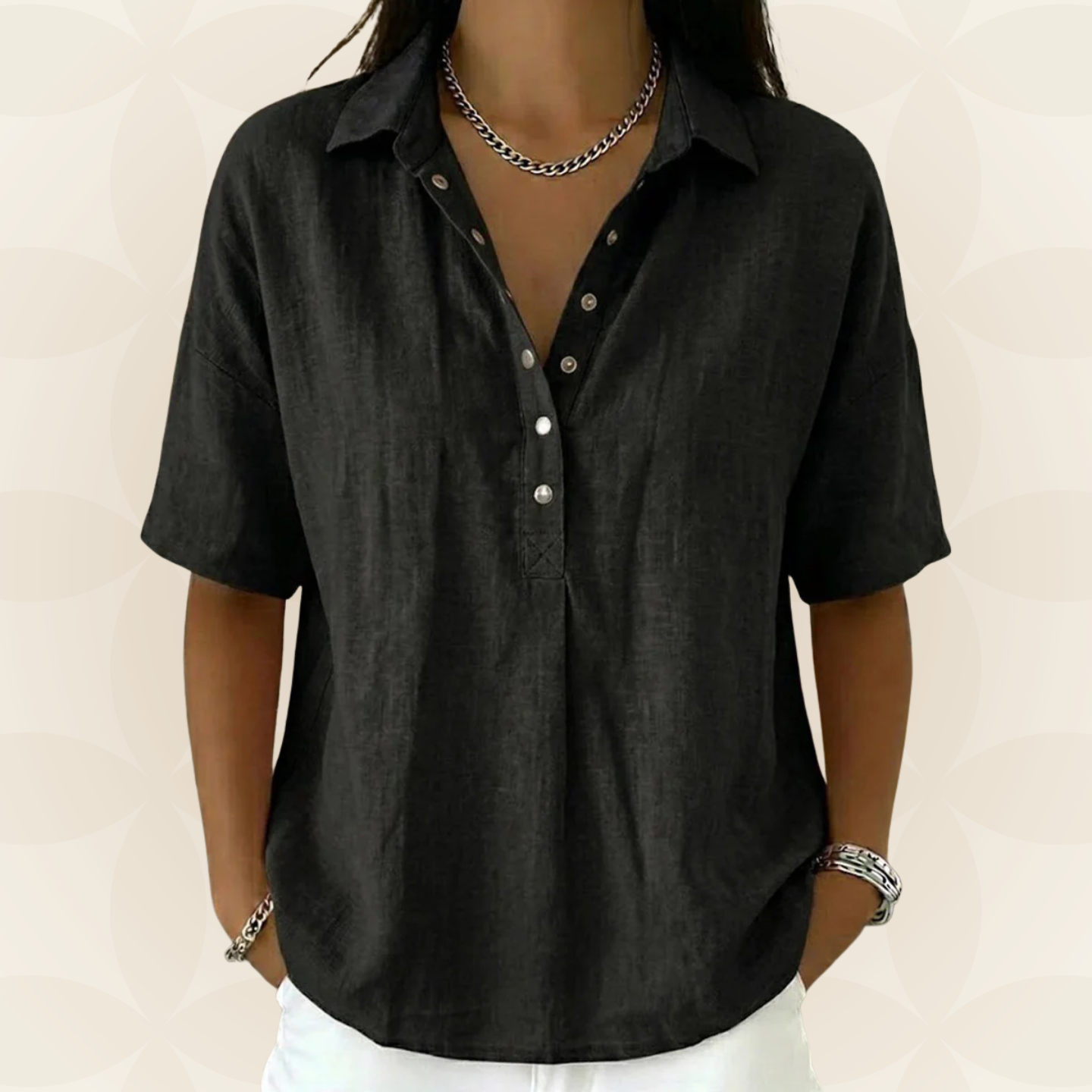 Sonja – Blouse with a collar and button detail