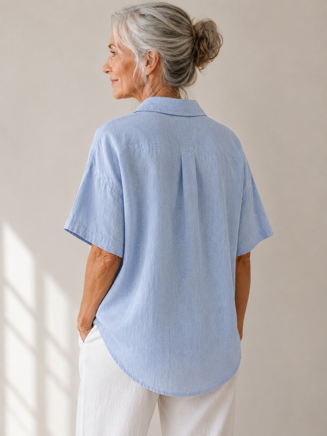 Sonja – Blouse with a collar and button detail