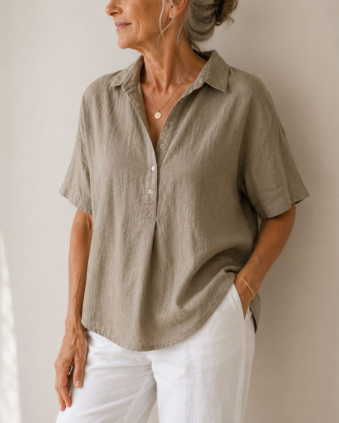 Sonja – Blouse with a collar and button detail