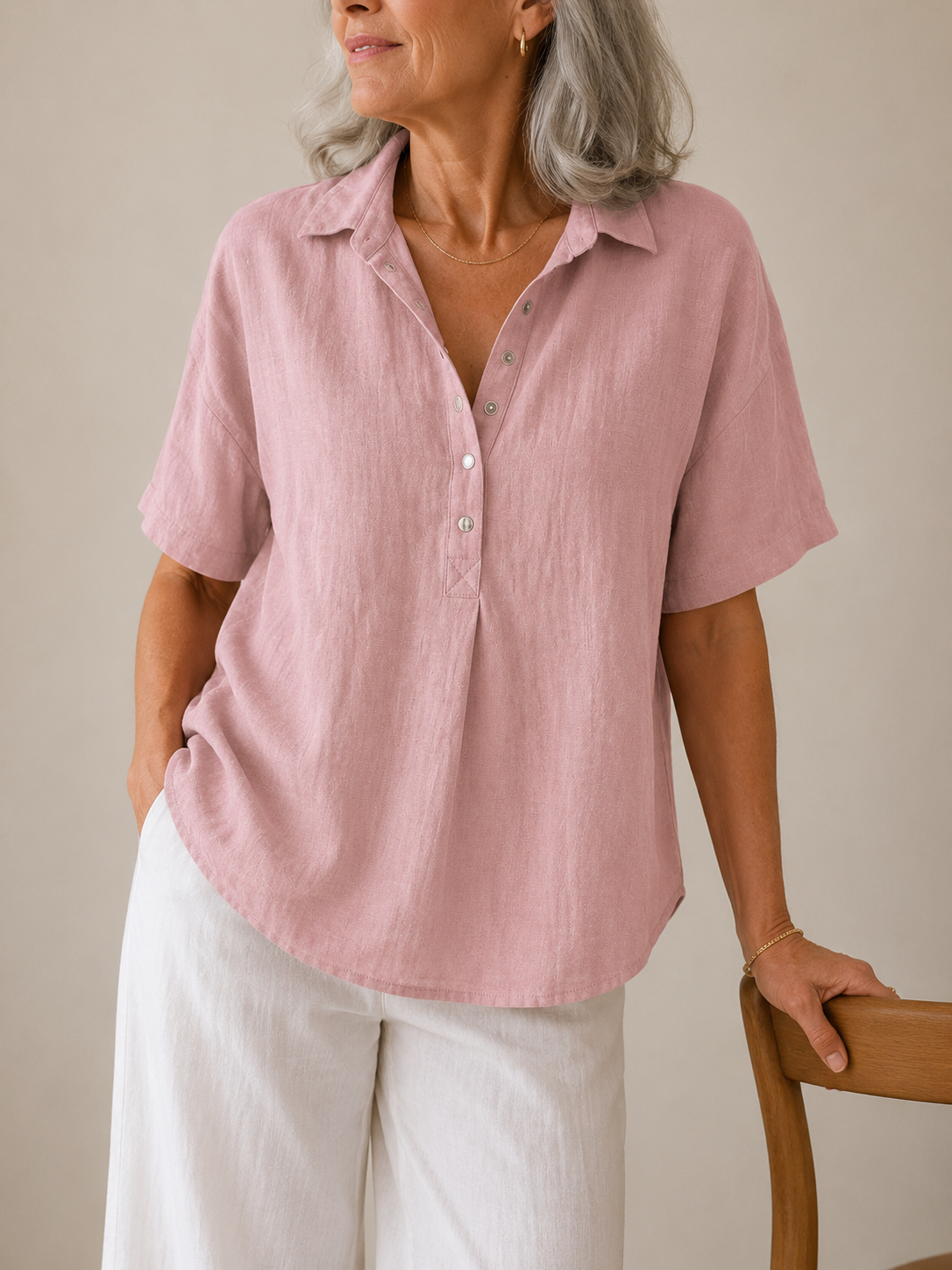 Sonja – Blouse with a collar and button detail